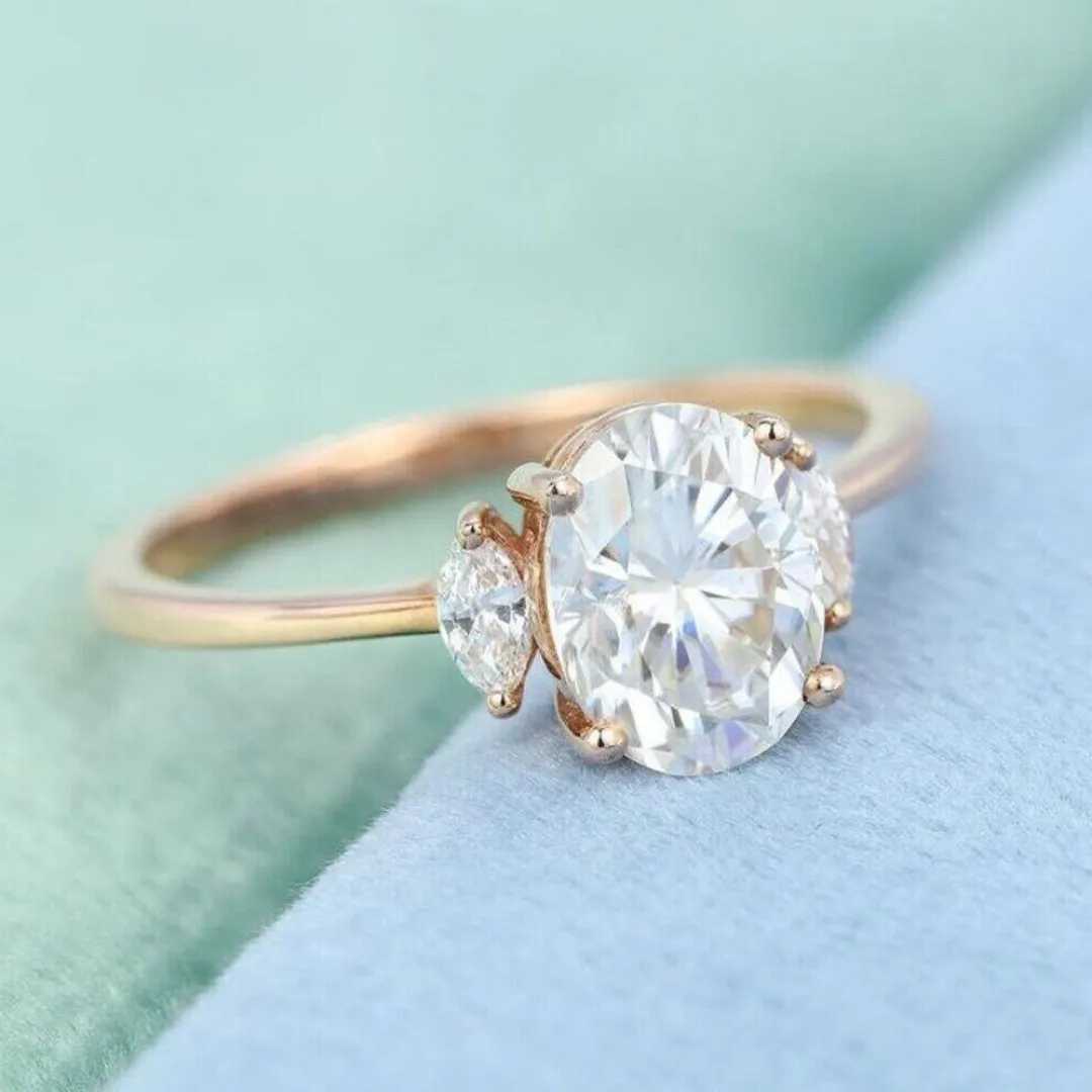 /public/photos/live/Oval and Marquise Moissanite Three Stone Woman Ring 702 (1).webp